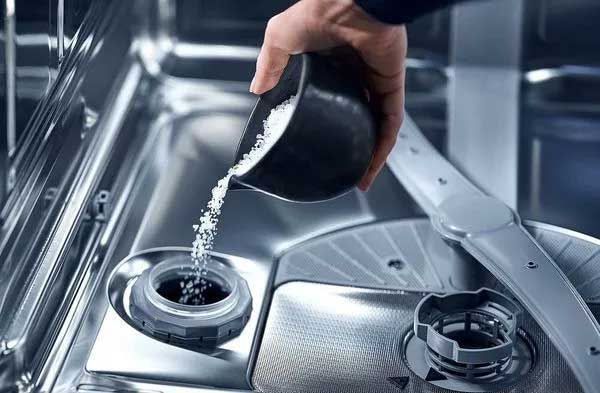 شکل چراغ نمک در ماشین ظرفشویی چگونه است؟ 2 نحوه ریختن نمک در ماشین ظرفشویی